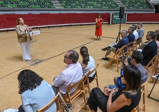 La alcaldesa de Burgos preside el acto de homenaje por los diez años del Coliseum.