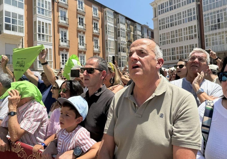 Burgaleses cantando el Himno a Burgos este sábado en la Plaza del Rey San Fernando