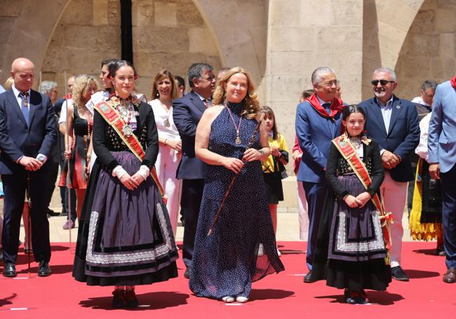 Las Reinas de los Sampedros y la alcaldesa Cristina Ayala en el canto al himno