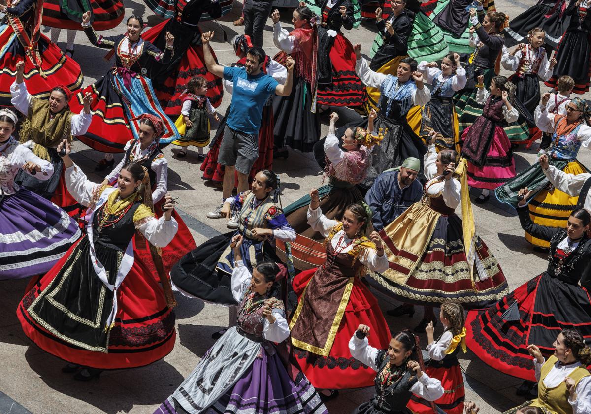 Imagen principal - El homenaje a la jota aúna orgullo y tradición en Burgos