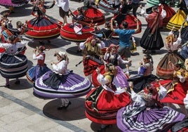 Las faldas al vuelo durante la jota.
