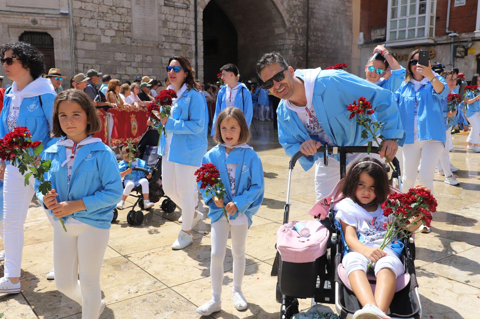 Flores, tradición y emoción: las imágenes de la Ofrenda Floral de los Sampedros 2025