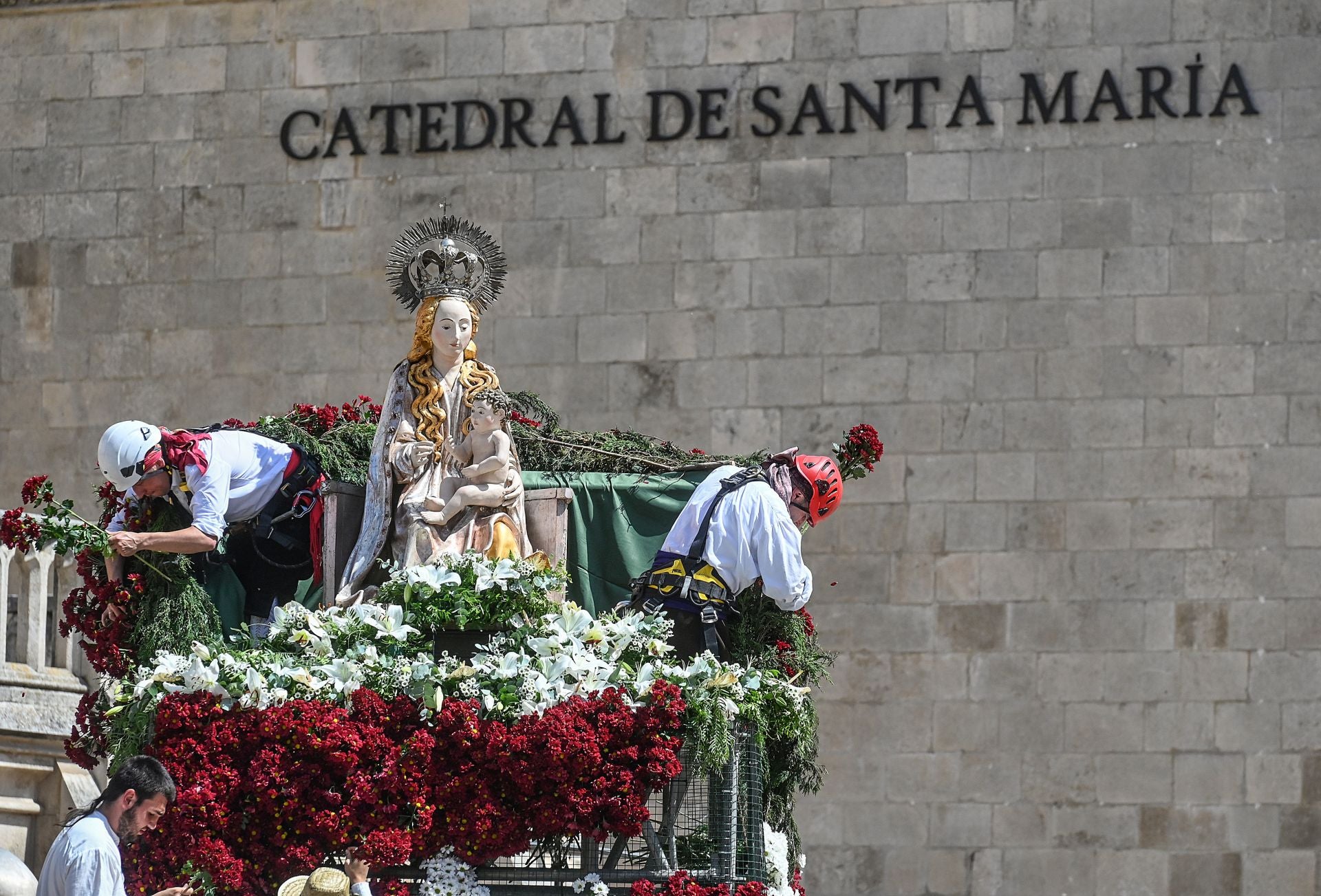 Flores, tradición y emoción: las imágenes de la Ofrenda Floral de los Sampedros 2025