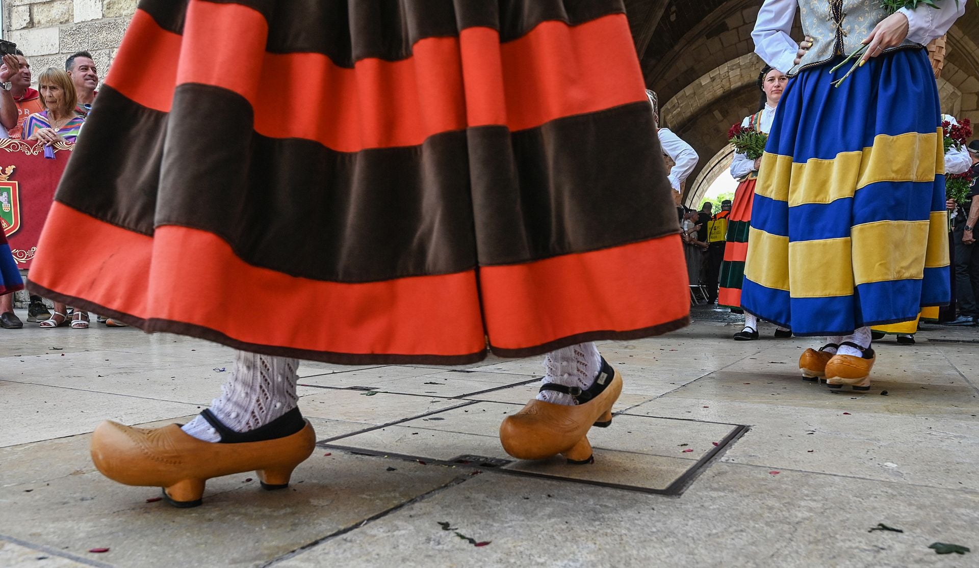 Flores, tradición y emoción: las imágenes de la Ofrenda Floral de los Sampedros 2025
