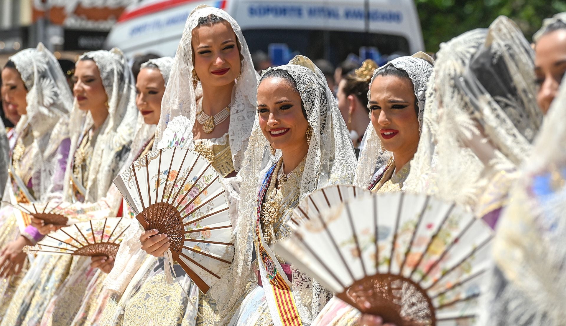 Flores, tradición y emoción: las imágenes de la Ofrenda Floral de los Sampedros 2025