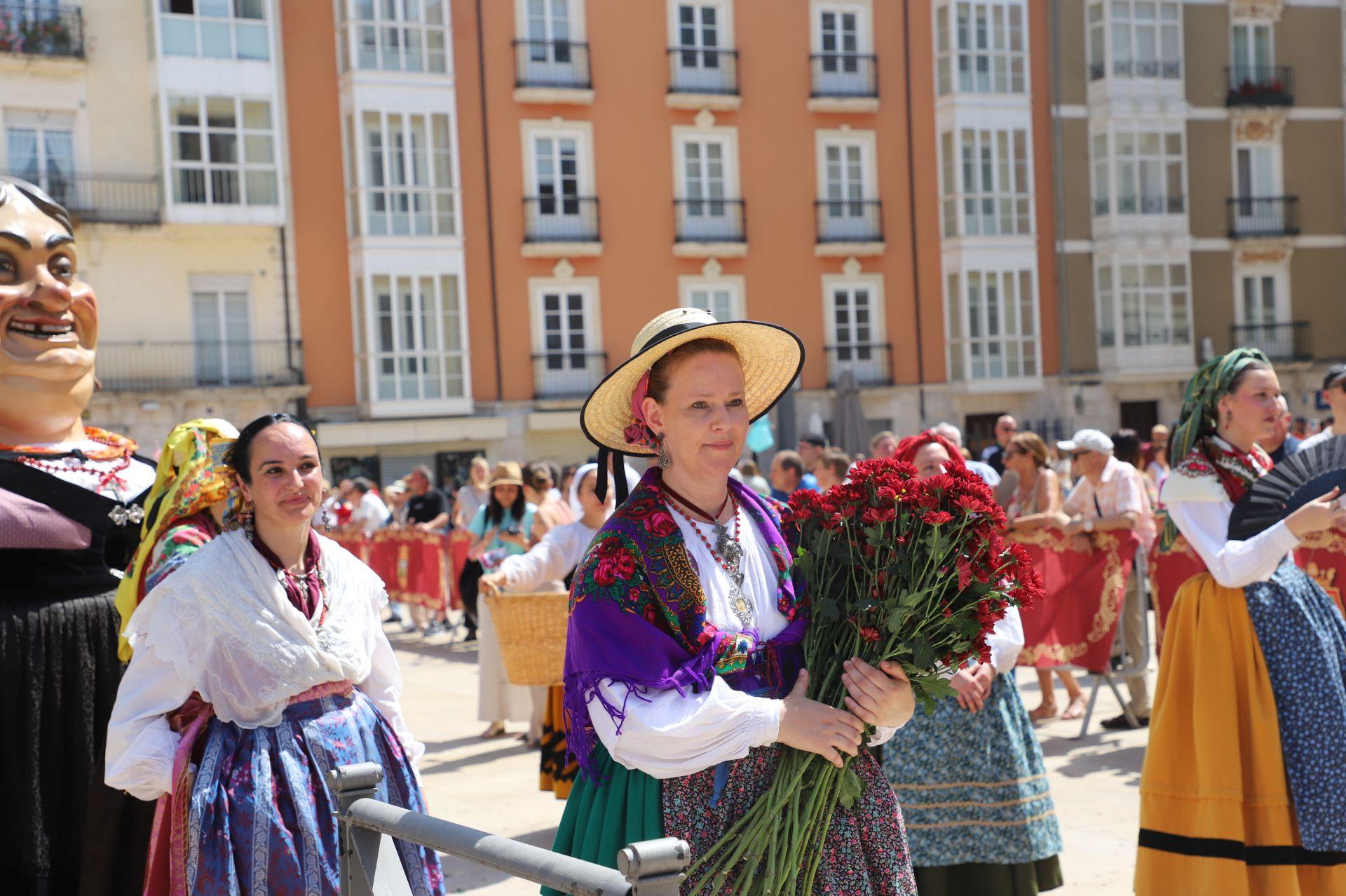 Flores, tradición y emoción: las imágenes de la Ofrenda Floral de los Sampedros 2025