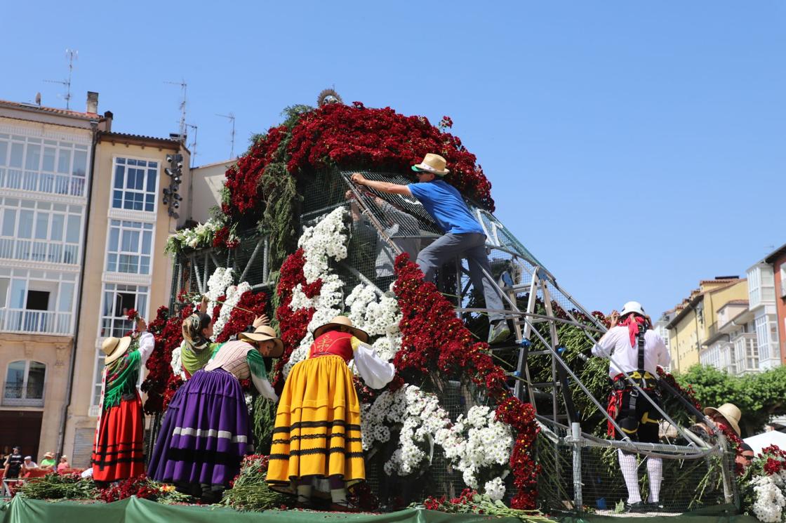 Flores, tradición y emoción: las imágenes de la Ofrenda Floral de los Sampedros 2025