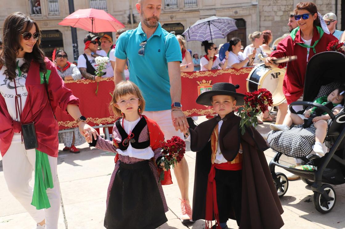 Flores, tradición y emoción: las imágenes de la Ofrenda Floral de los Sampedros 2025