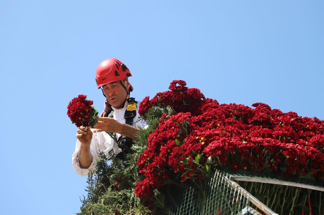 Flores, tradición y emoción: las imágenes de la Ofrenda Floral de los Sampedros 2025