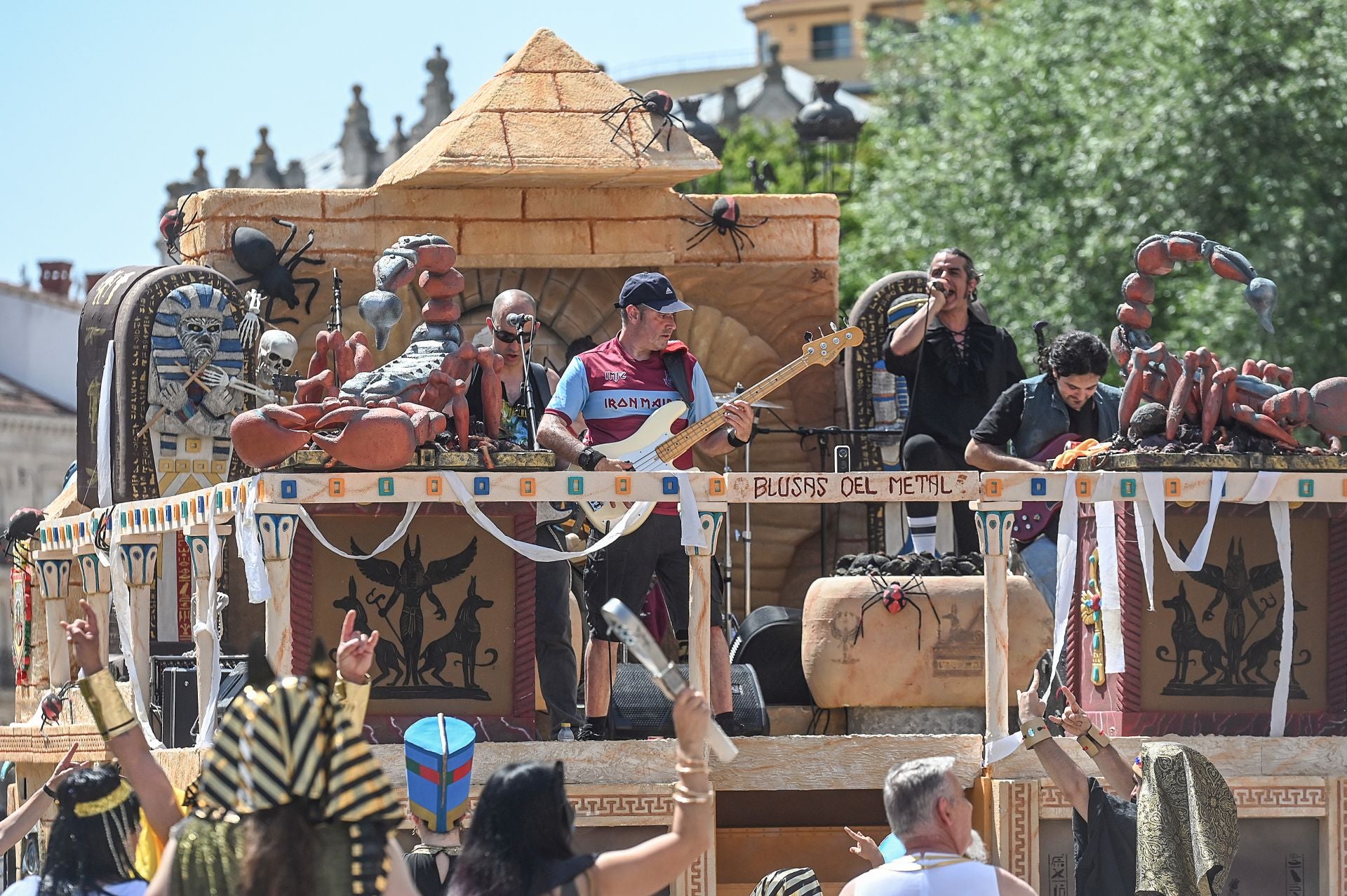 La Cabalgata de los Sampedros 2025 en imágenes: carrozas, peñas y espíritu festivo