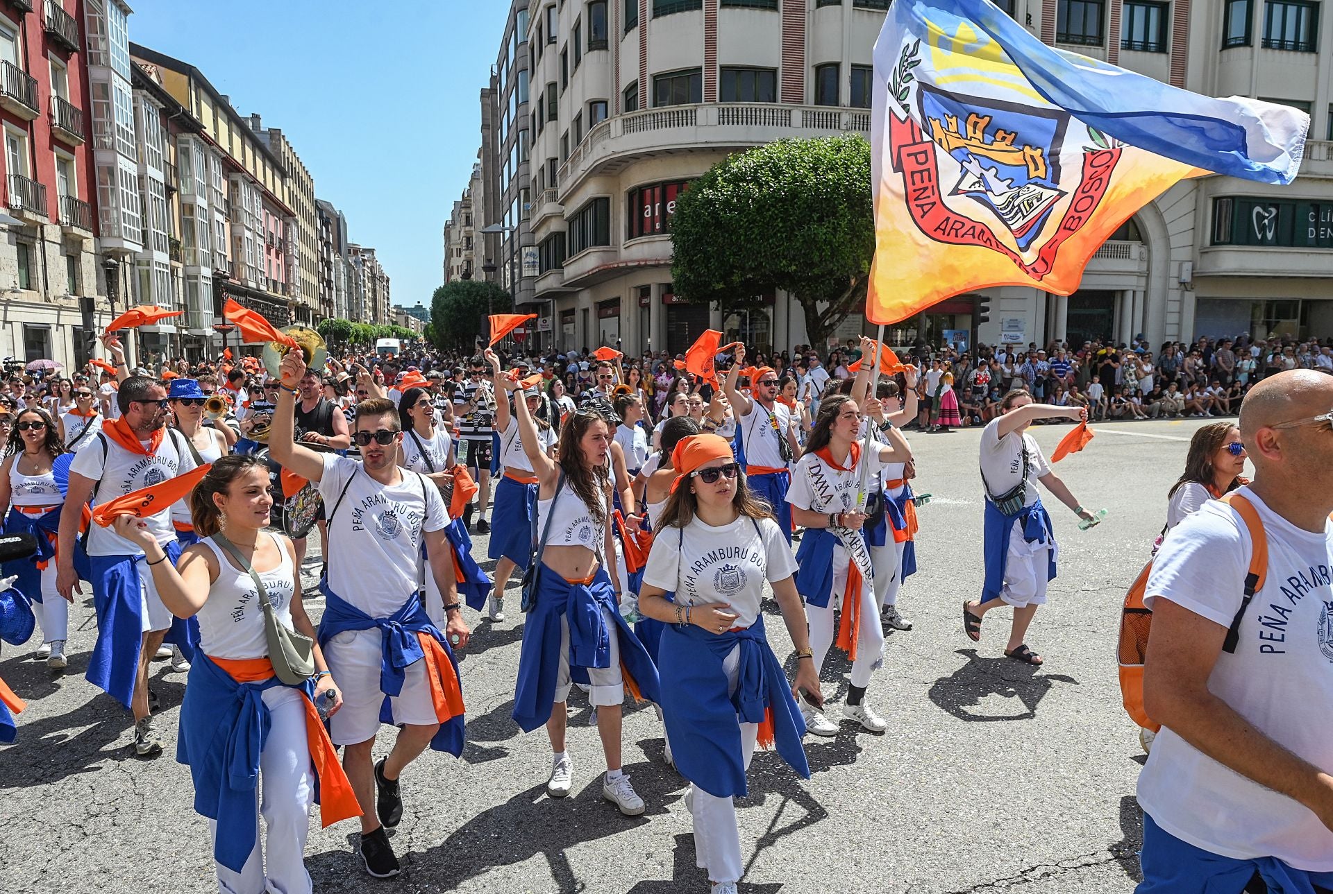 La Cabalgata de los Sampedros 2025 en imágenes: carrozas, peñas y espíritu festivo