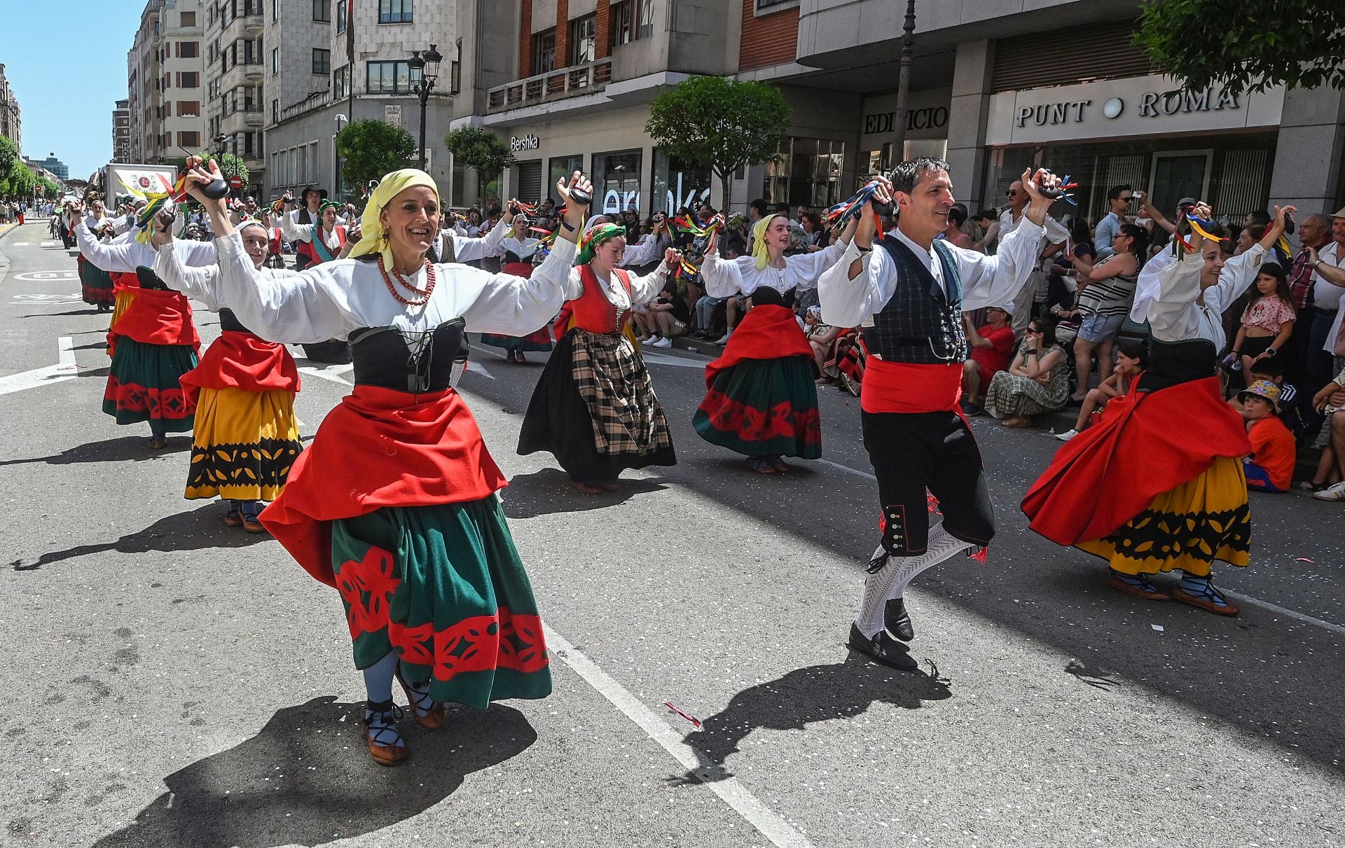 La Cabalgata de los Sampedros 2025 en imágenes: carrozas, peñas y espíritu festivo