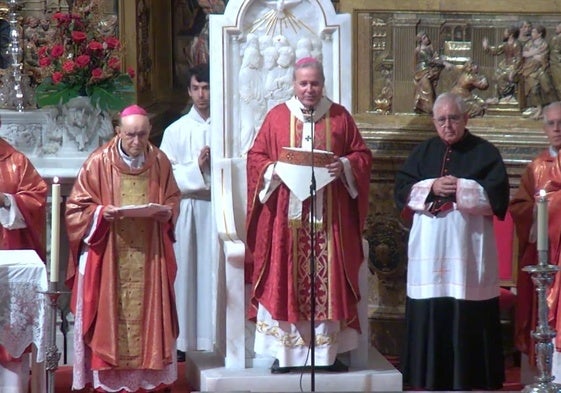 Mario Iceta presidiendo una misa en la Catedral.
