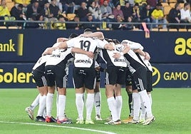 Jugadores del Burgos CF preparando el inicio de un partido esta temporada