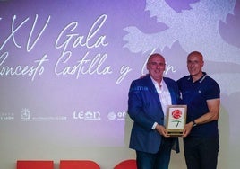 El directivo del San Pablo Burgos, Miguel Ángel Segura, recoge el premio.