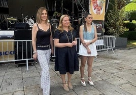La alcaldesa Cristina Ayala, en el centro, con las concejalas Carolina Álvarez (i) y Andrea Ballesteros.