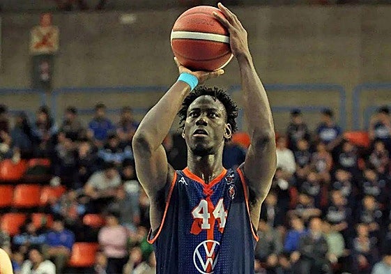 Abdou Thiam dispuesto a lanzar unos tiros libres.