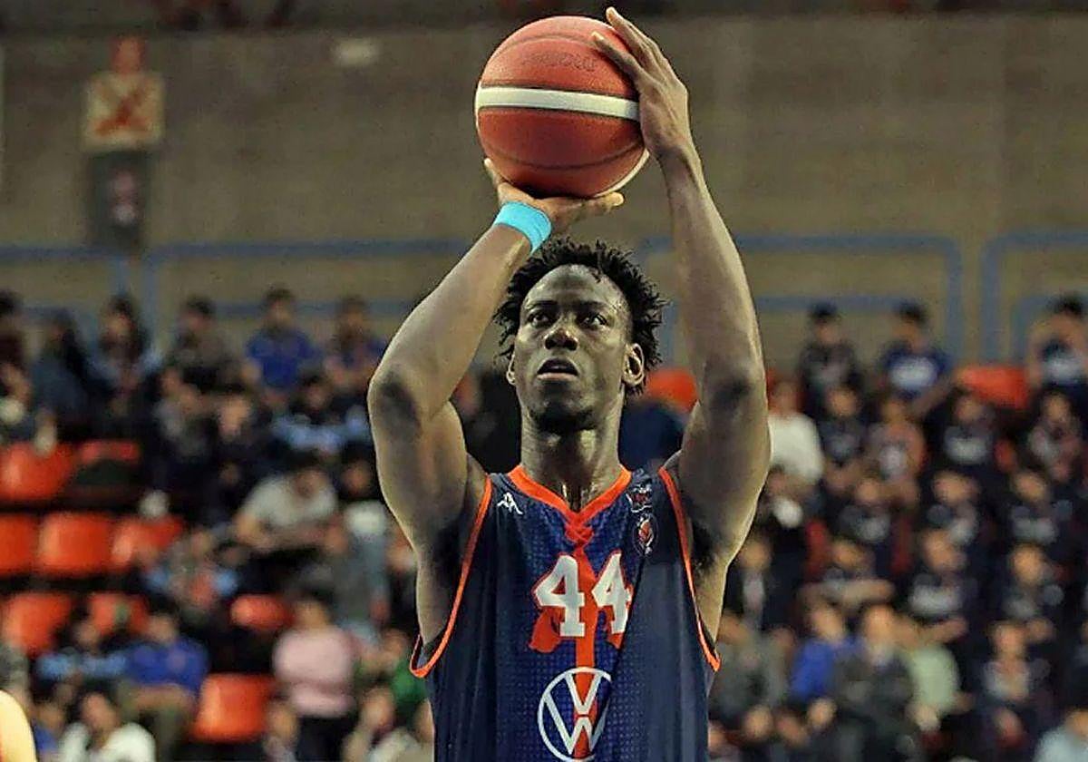 Abdou Thiam dispuesto a lanzar unos tiros libres.