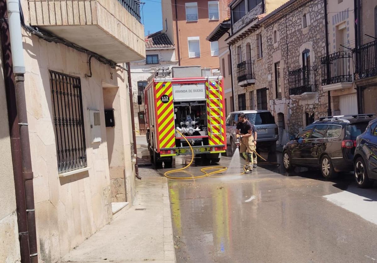 Los bomberos de Aranda trabajan en Baños de Valdearados a mitigar los estragos de la tromba de agua.
