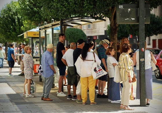 Un grupo de gente se refugia del calor.