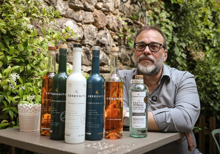 Enrique Callejo Torre, propietario de Terrorífica, con sus botellas de tequila Derechito