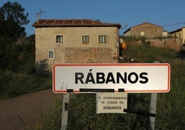 Cartel de entrada a Rábanos, en Burgos.