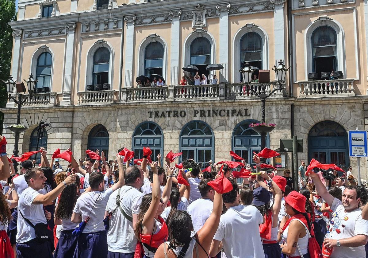 Las peñas durante la Cabalgata de Sampedros.