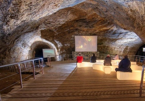 Sala de audiovisuales de Ojo Guareña.