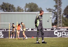 Luis Miguel Ramis, dirigiendo un entrenamiento en Castañares.