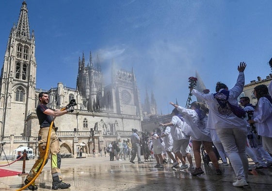 Los Bomberos de Burgos tuvieron que regar con agua a los asistentes en la Ofrenda Floral por el calor que sufrió la ciudad durante los últimos días de junio.