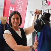 La diseñadora burgalesa Raquel Grande posa junto a dos de sus diseños.