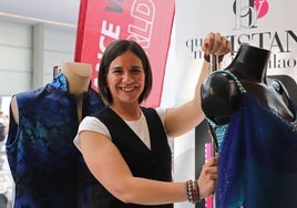 La diseñadora burgalesa Raquel Grande posa junto a dos de sus diseños.