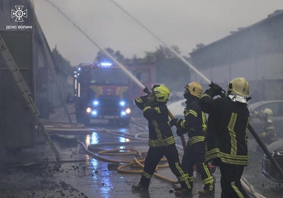Servicios de emergencias ucranianos tras el último ataque de Rusia.