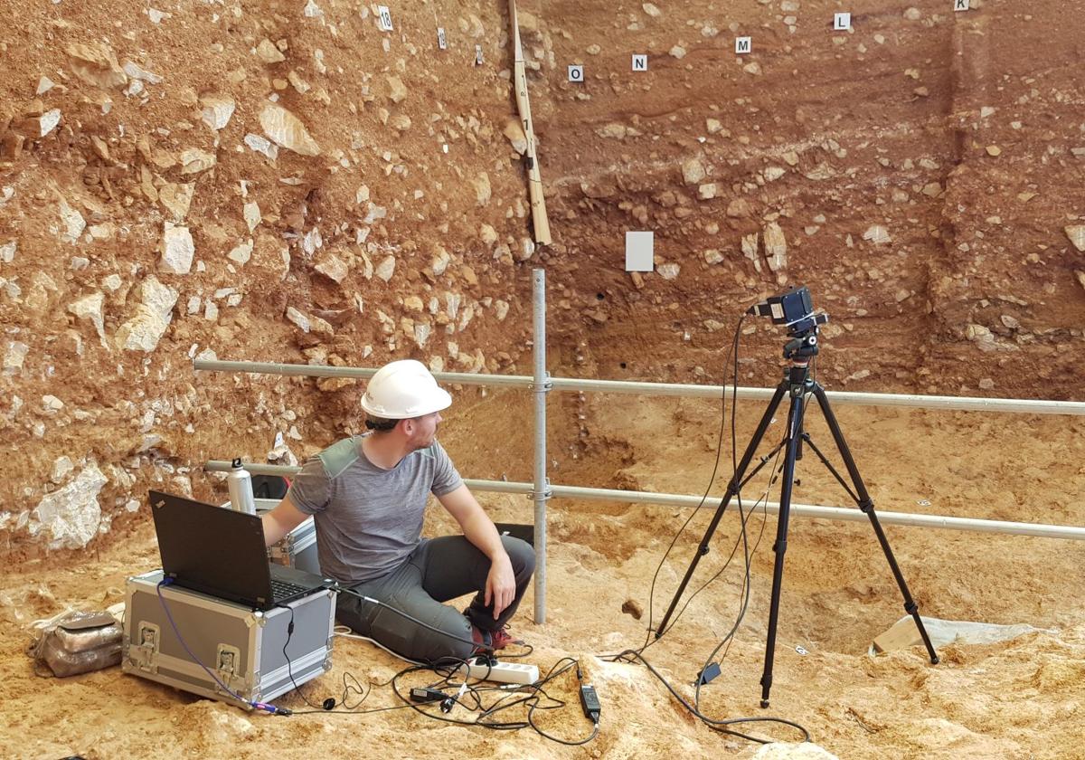 Captura de datos con cámara hiperespectral en el nivel TD10 de Gran Dolina (Atapuerca).