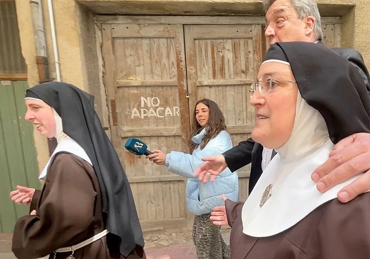 La exabadesa de Belorado acompañada por su abogado y otra de las monjas cismáticas entrando al juzgado de Briviesca.