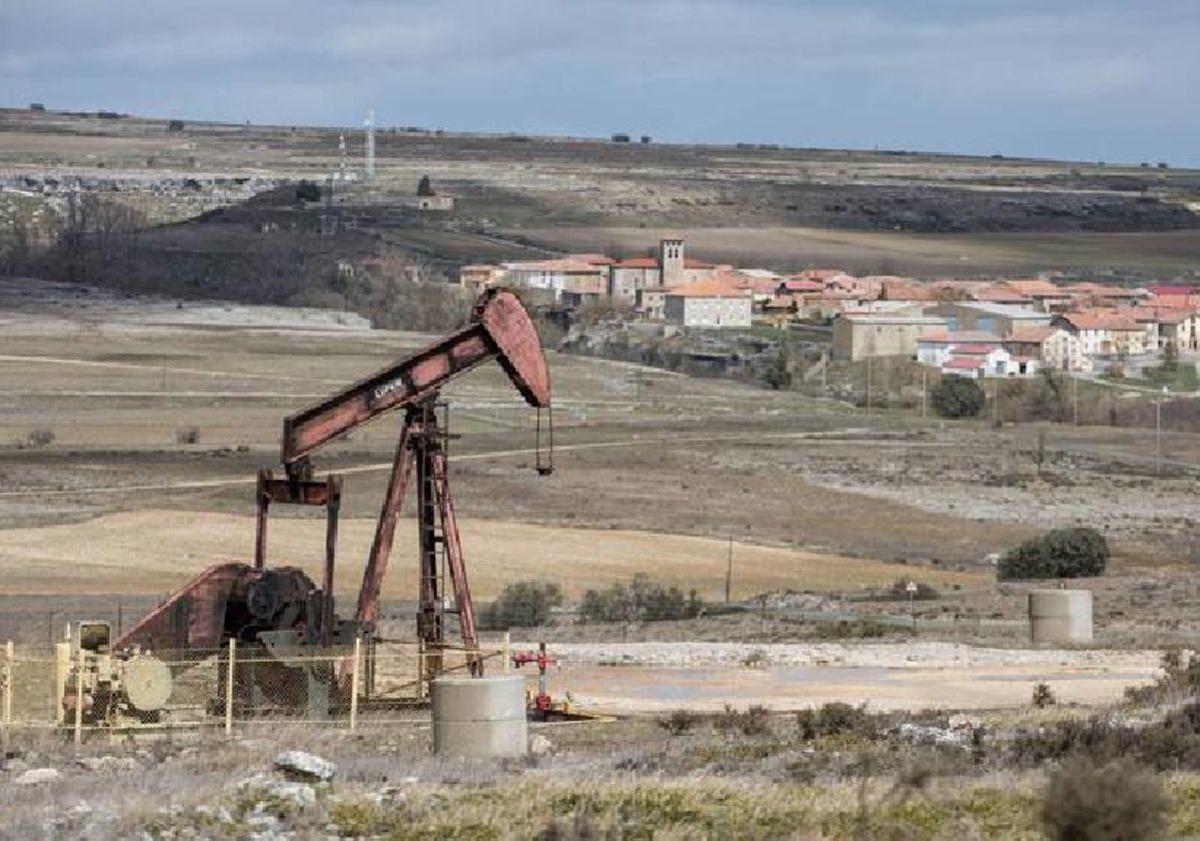 Imagen principal - Arriba, balancín extractor de petróleo; abajo, Dolmen de la cabaña y en la parte inferior, parapetos de la muerte y de la horca.
