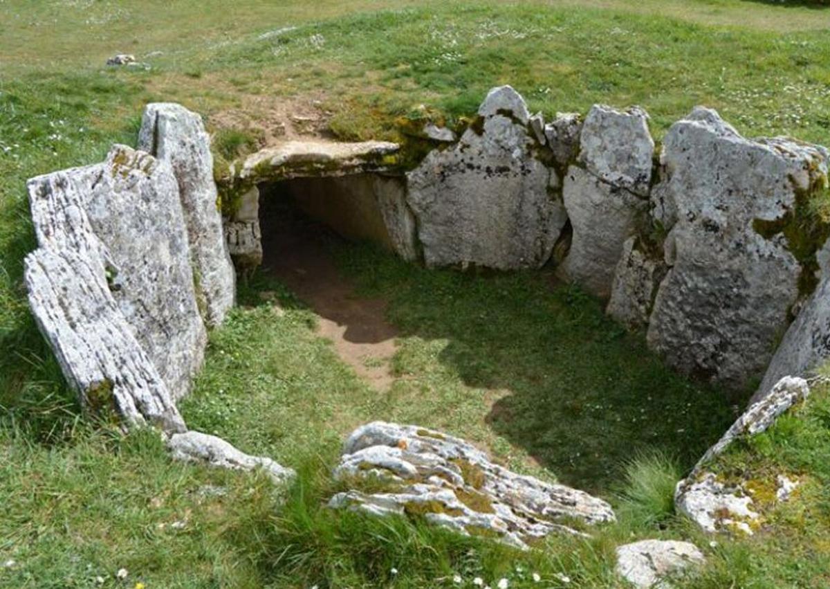 Imagen secundaria 1 - Arriba, balancín extractor de petróleo; abajo, Dolmen de la cabaña y en la parte inferior, parapetos de la muerte y de la horca.