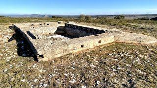 Imagen secundaria 2 - Arriba, balancín extractor de petróleo; abajo, Dolmen de la cabaña y en la parte inferior, parapetos de la muerte y de la horca.