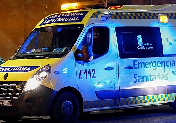 Imagen de archivo de una ambulancia de SACYL