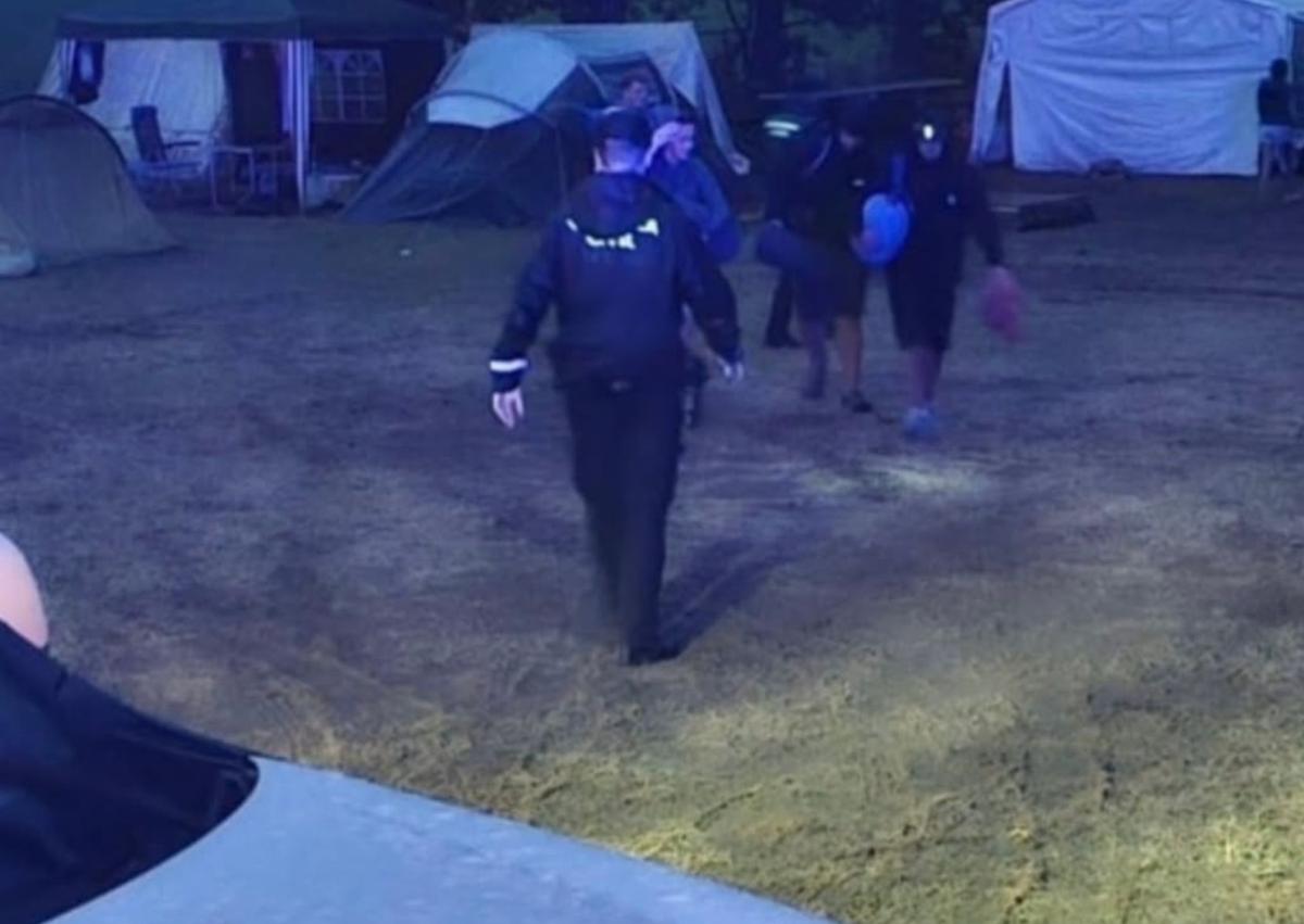 Imagen secundaria 1 - Evacuación de los campamentos y algunos de los desalojados en el polideportivo.