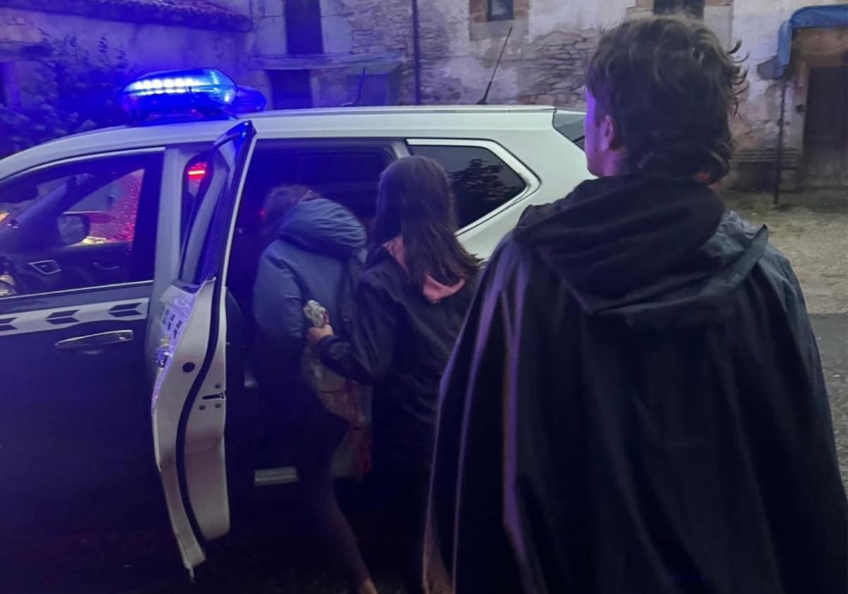 Imagen principal - Evacuación de los campamentos y algunos de los desalojados en el polideportivo.