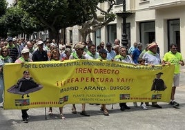 Unas 300 personas se han manifestado desde la plaza Mayor hasta la de Mío Cid.