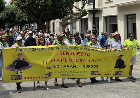 Unas 300 personas se han manifestado desde la plaza Mayor hasta la de Mío Cid.