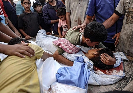 Un niño palestino se despide de su hermano fallecido en el bombardeo israelí en Nuseirat, Gaza.