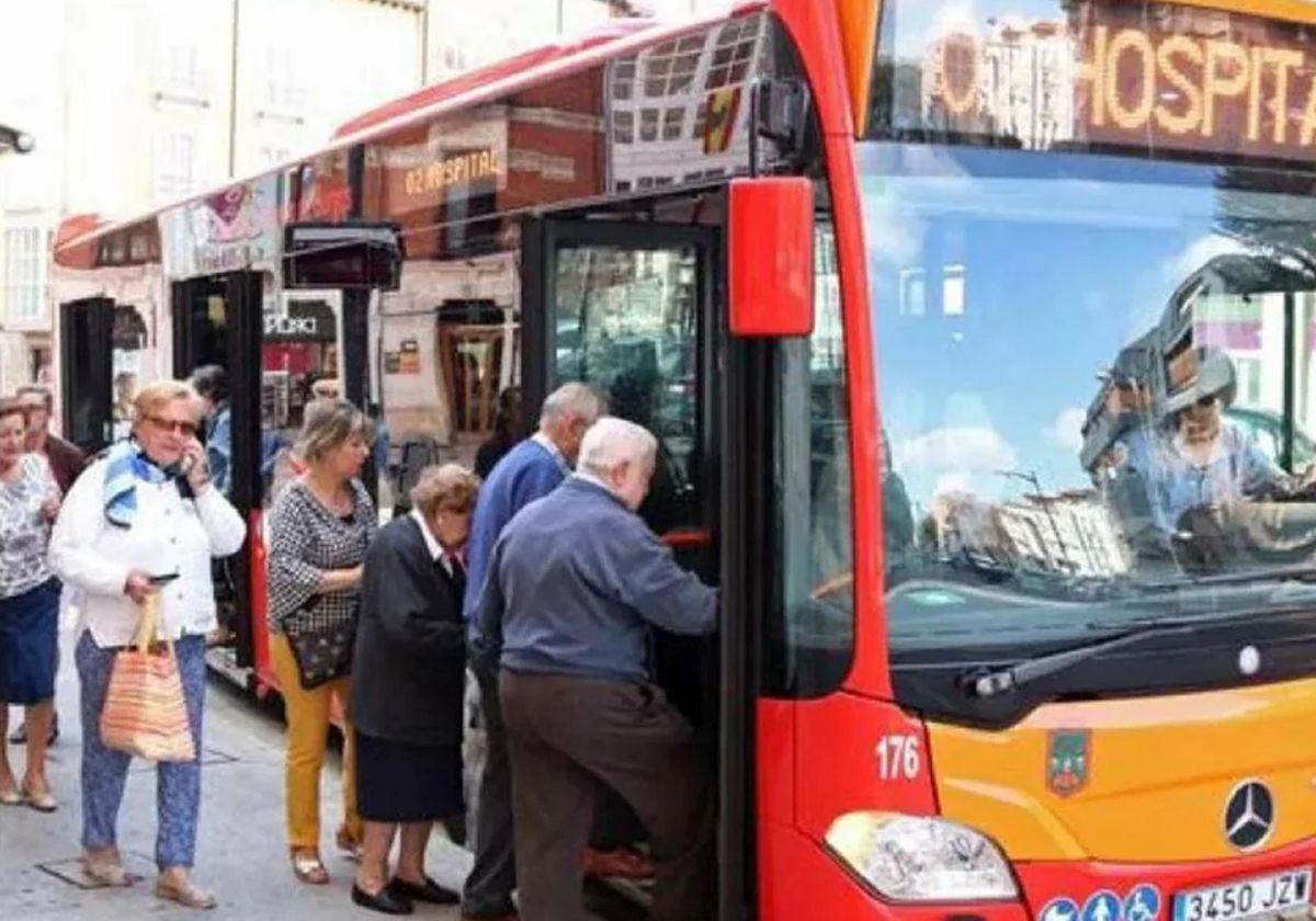 Personas mayores acceden a un autobús urbano.
