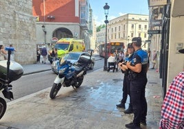 Policía y ambulancia en el lugar de la caída de una anciana en la calle Santander de Burgos.