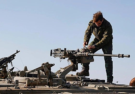 Un soldado israelí comprueba un arma en una posición en los Altos del Golán anexados por Israel, cerca de la frontera con Siria.
