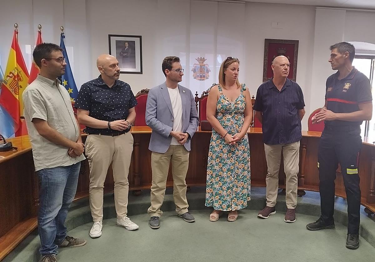 La alcaldesa de Baños de Valdearados, Miriam Esteban comunica la decisión al consistorio arandino.