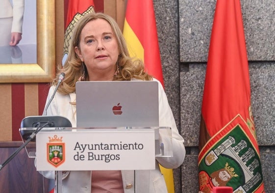 La alcaldesa de Burgos, Cristina Ayala, durante el pleno extraordinario por el Debate del Estado de la Ciudad.