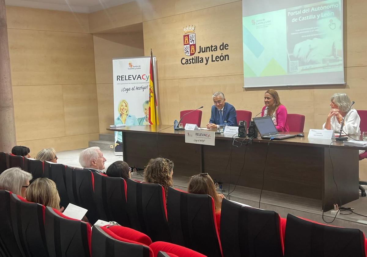 Imagen de la jornada informativa sobre el programa 'RelevaCyL'.
